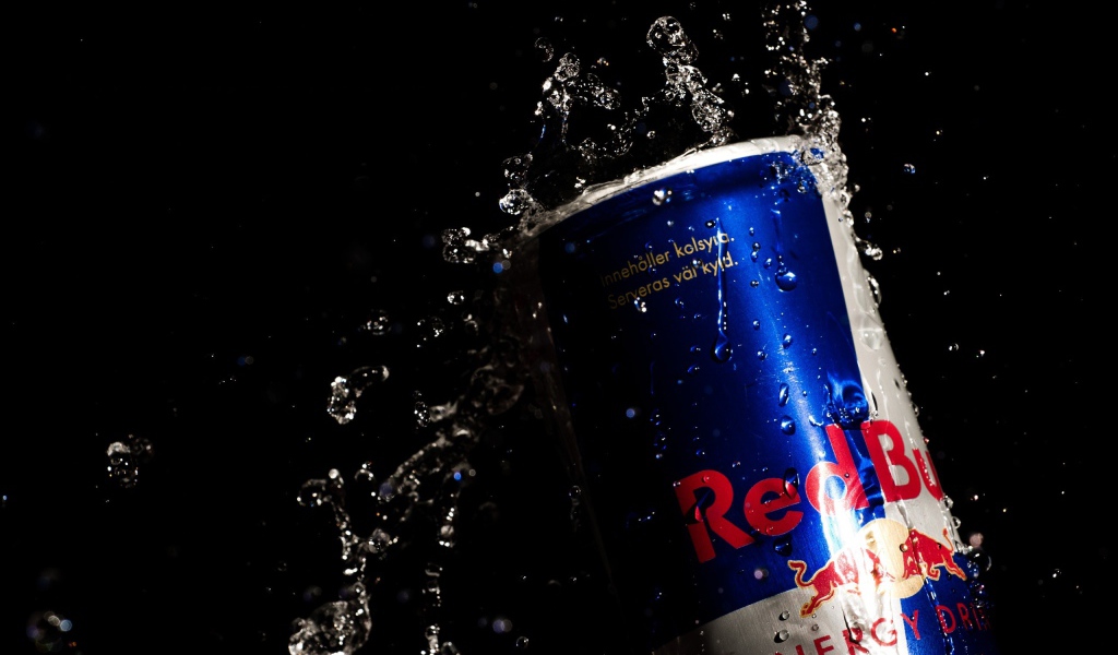 Напиток Red Bull в каплях воды