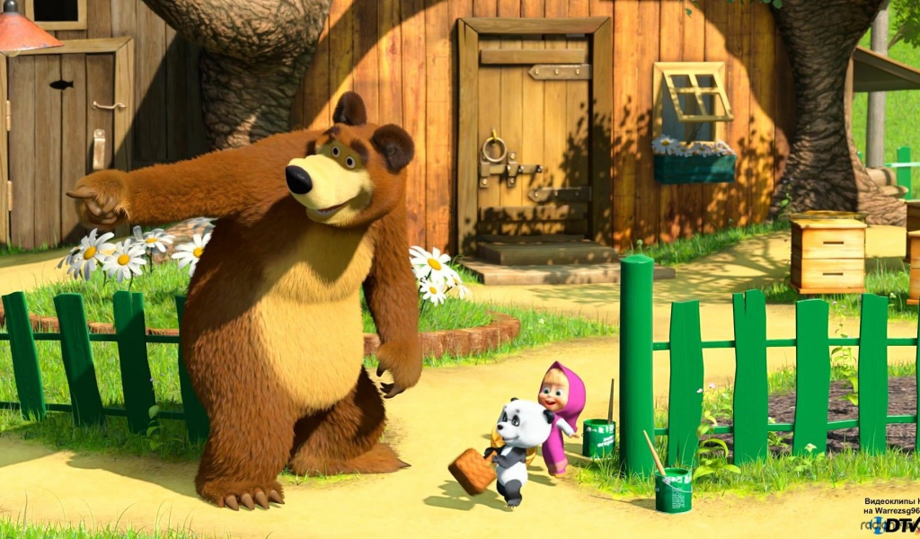 Маша и медведь у дома