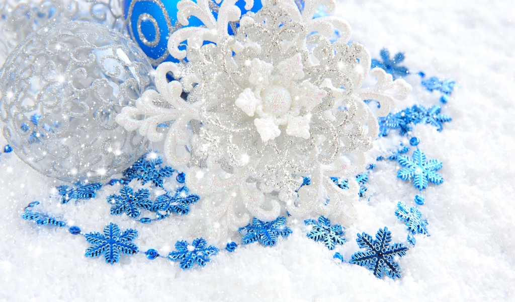 Синие и белая снежинки