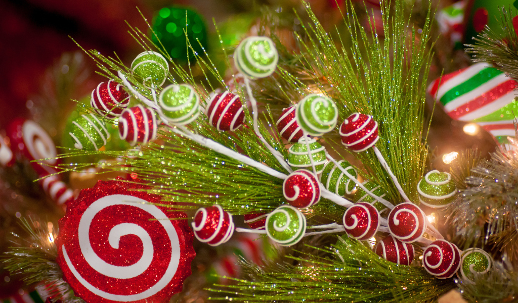 Декоративная ветка с игрушками