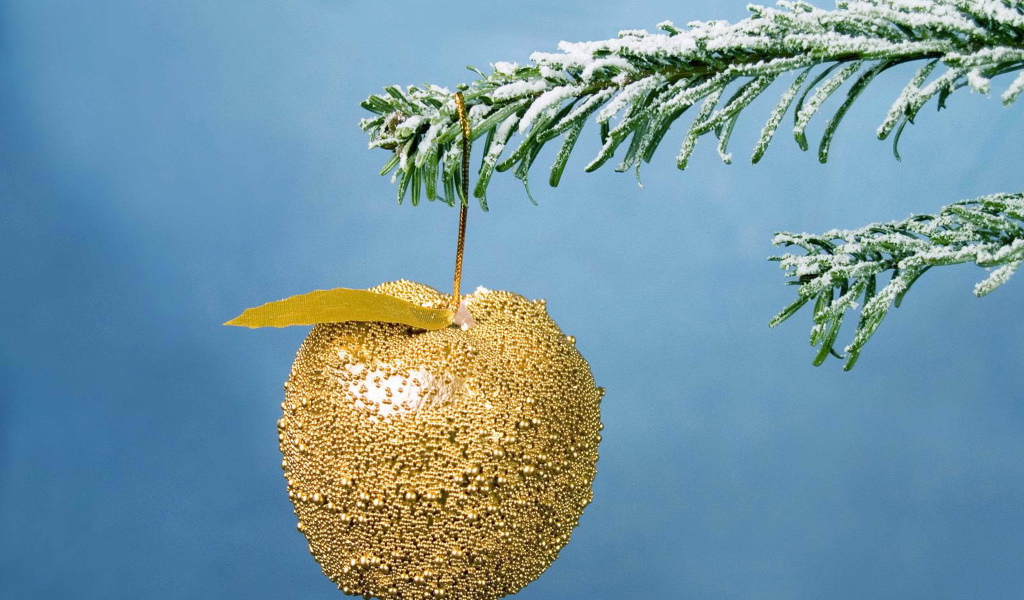 Золотое яблоко на елке