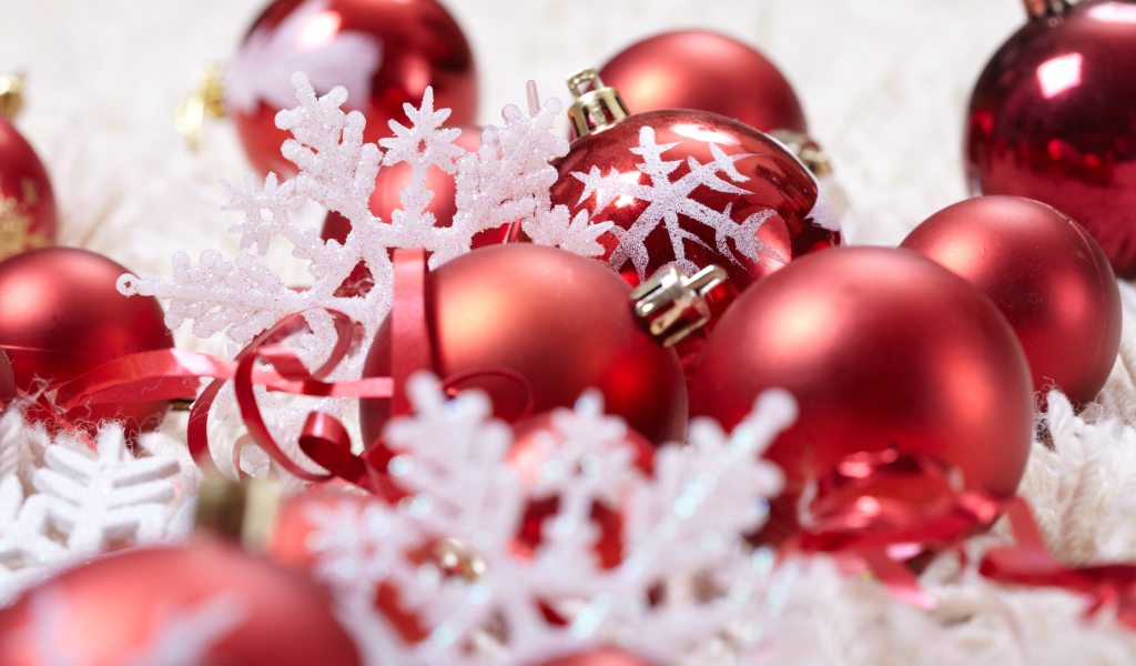 Красные шары и белые снежинки