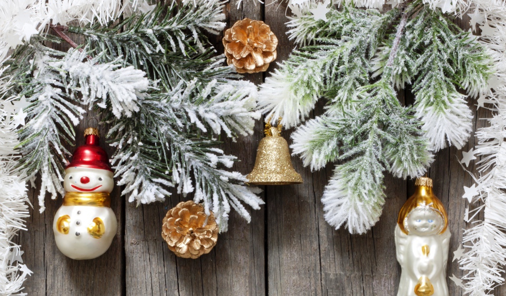 Игрушки на старом заборе