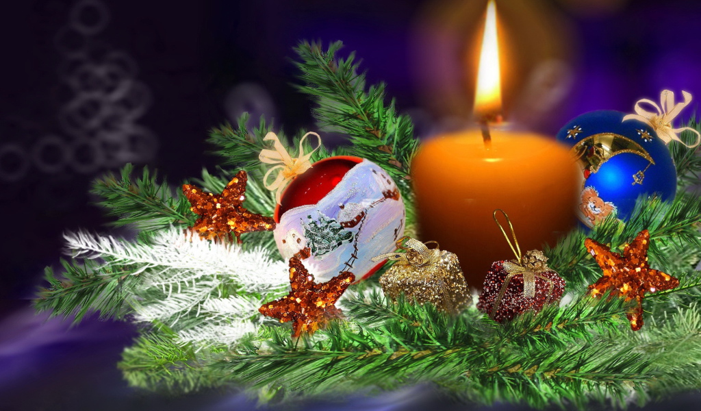 Свеча на ветке елки