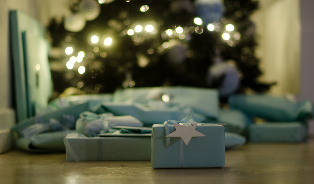 Рождественские подарки на полу