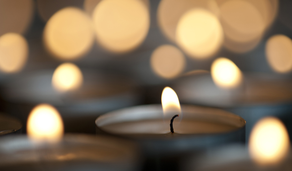 Огонь праздничных свечей