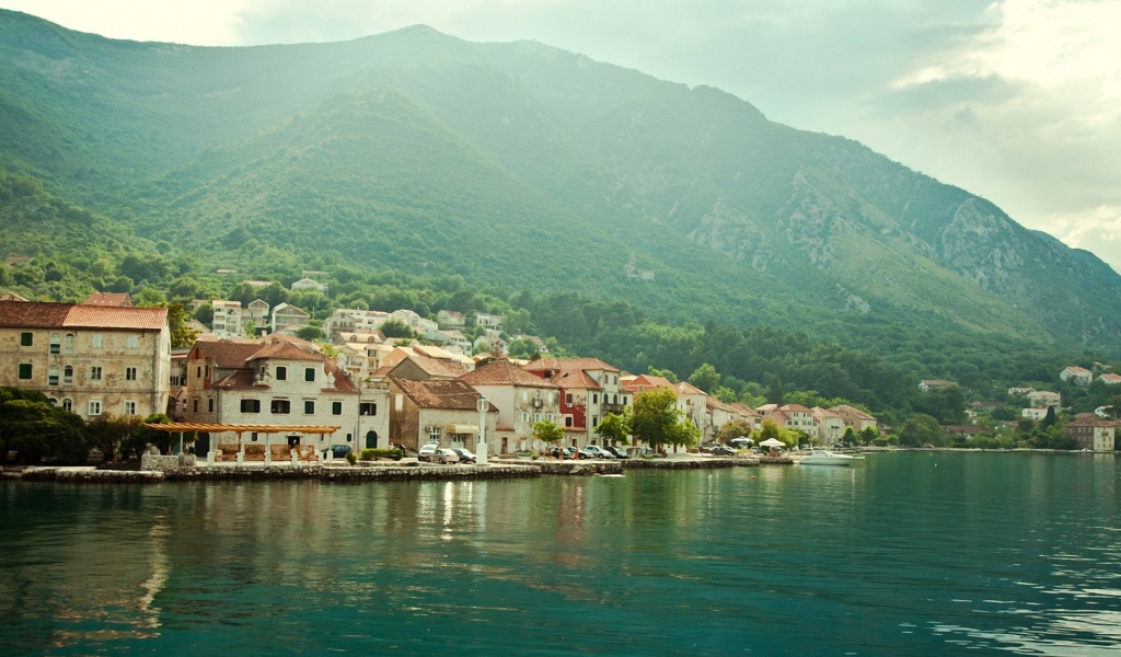 Небольшой старинный город на берегу у подножия горы