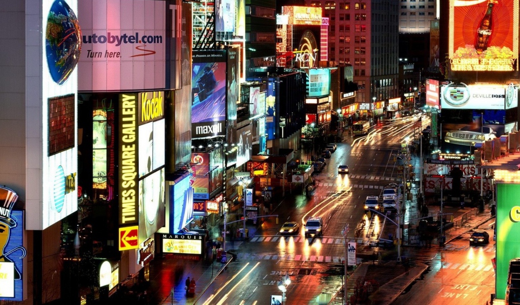 Реклама на небоскребах в большом городе