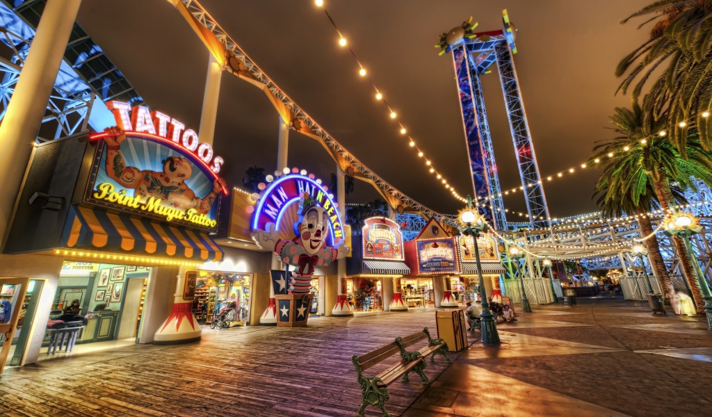 Аллея в парке развлечений