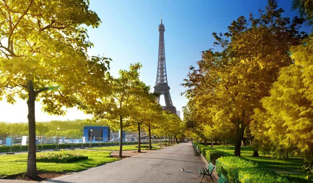 Осенняя аллея в Париже