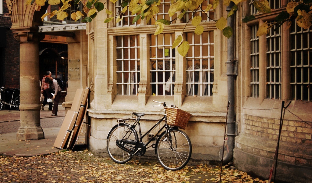 Велосипед с корзинкой у стены