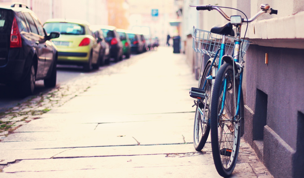 Голубой велосипед у стены