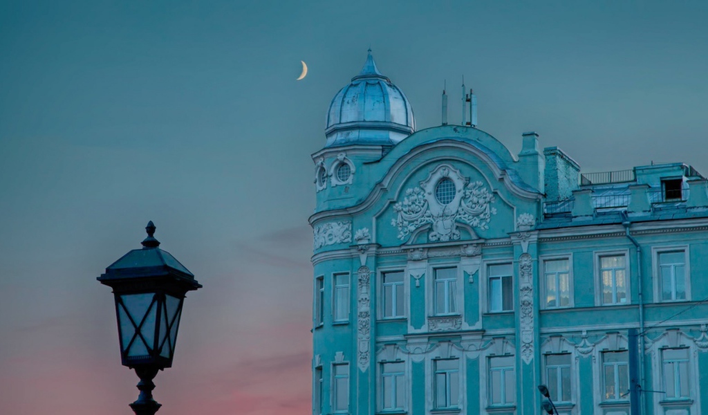 Голубое здание на фоне вечернего неба