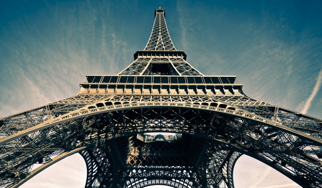 Вид снизу на Эйфелеву башню