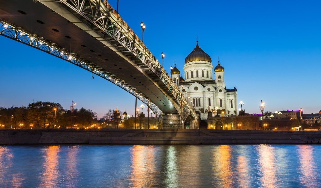 Мост у храма в Москве