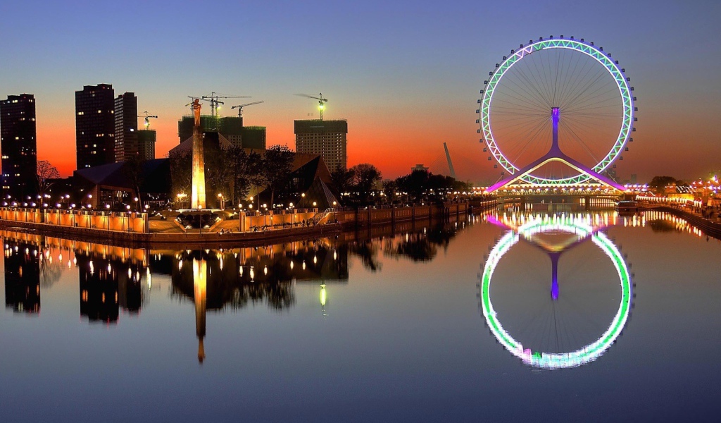 Яркое колесо обозрения в китайском городе