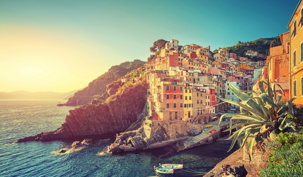 Яркий городок на Лазурном берегу