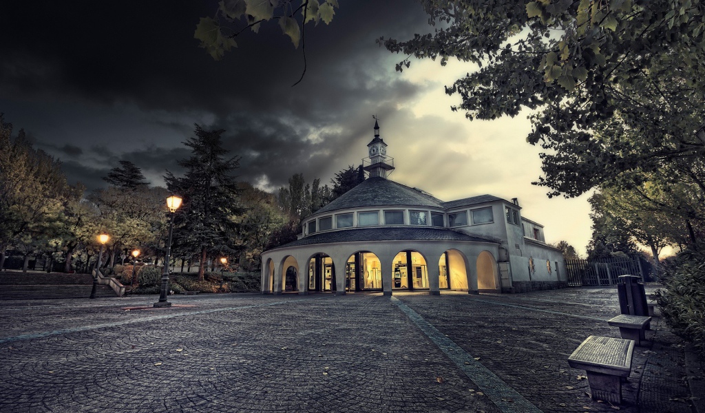 Здание с башней в парке