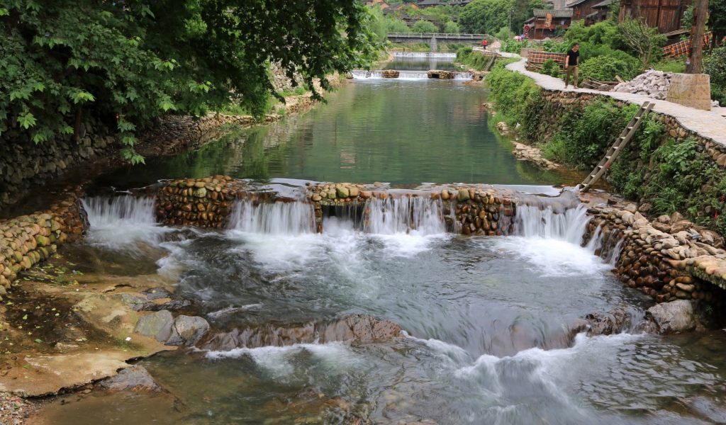 Спокойная река в городе