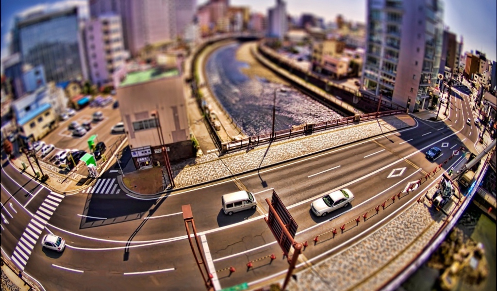 Автомобили на мосту через реку в городе