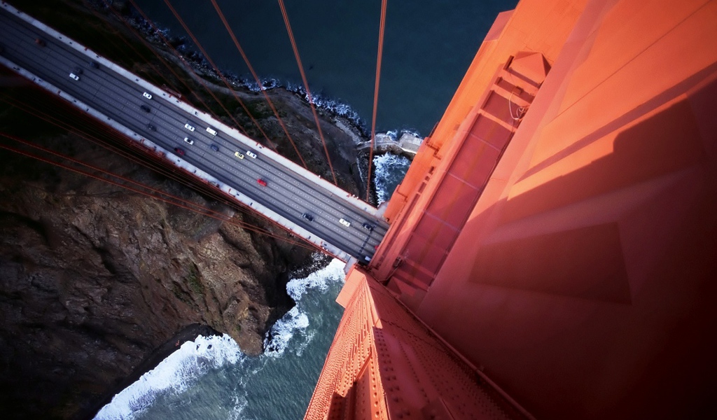 Машины на мосту Золотые ворота с высоты птичьего полета