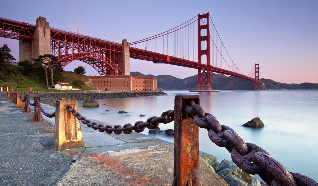 Цепи на набережной перед мостом Золотые ворота