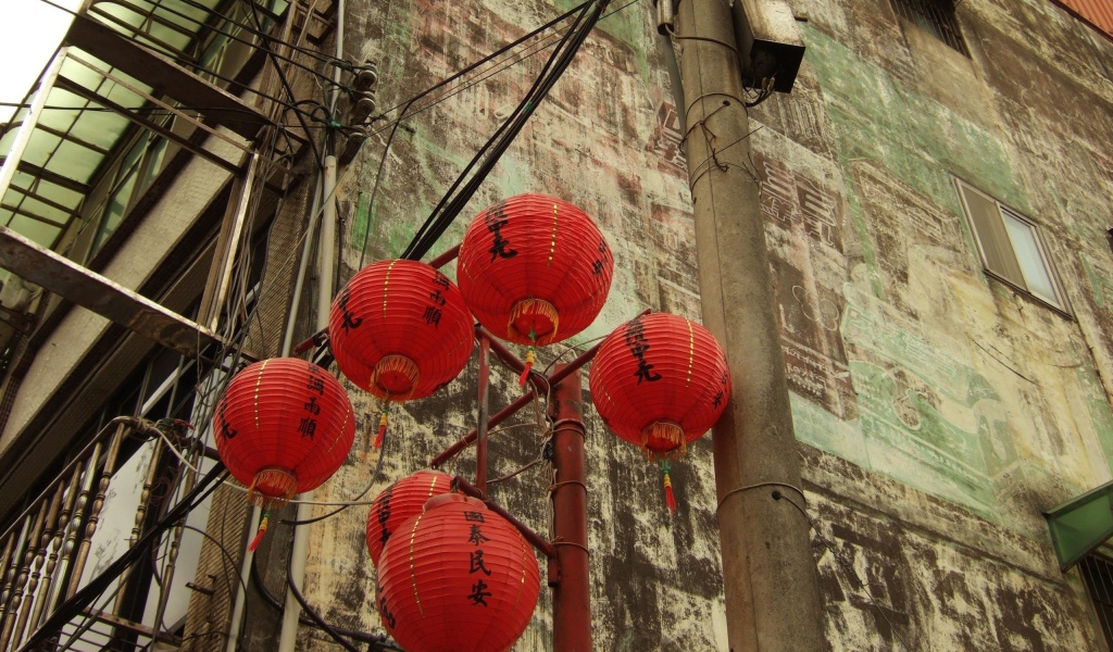 Китайские фонарики на углу улицы