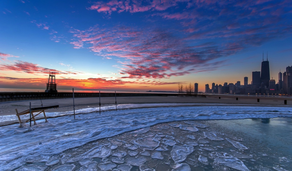 Куски льда на берегу моря в городе