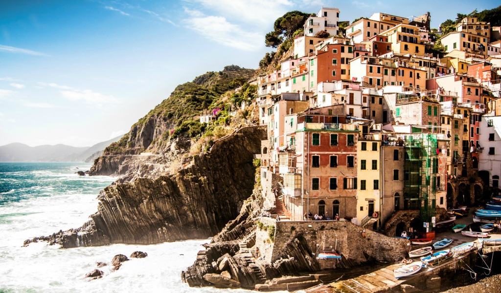 Город на берегу моря Риомаджоре, Италия