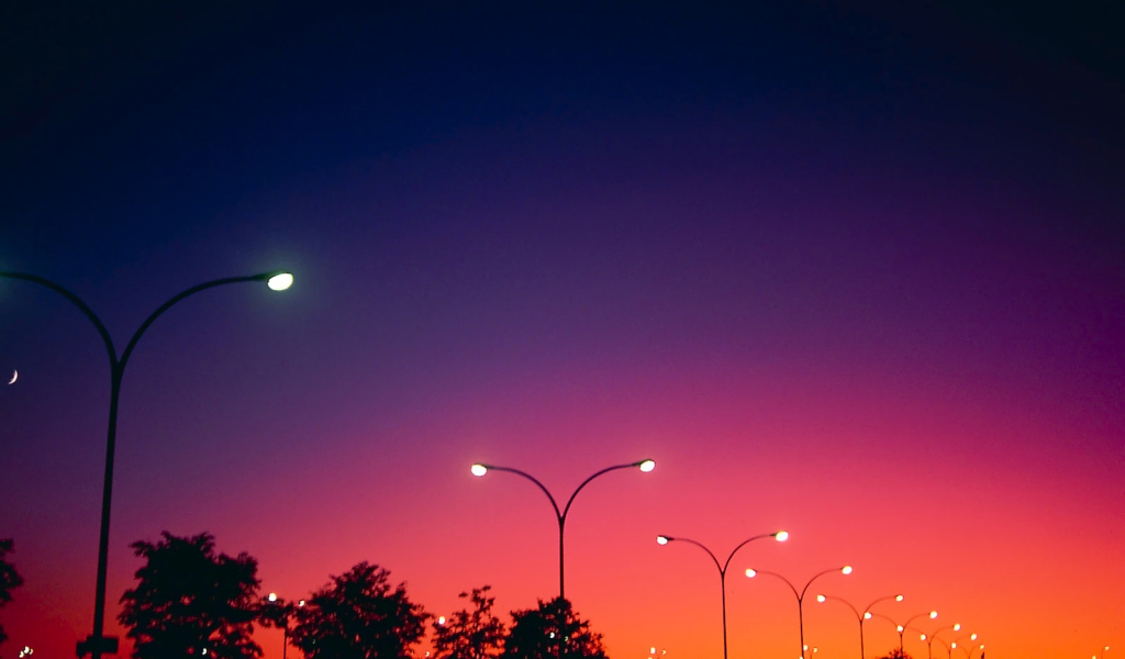 Городские фонари на вечерней заре