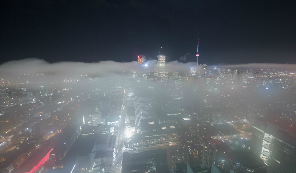 Город Торонто в тумане