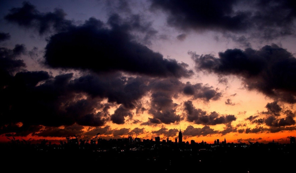 Темные облака над городом