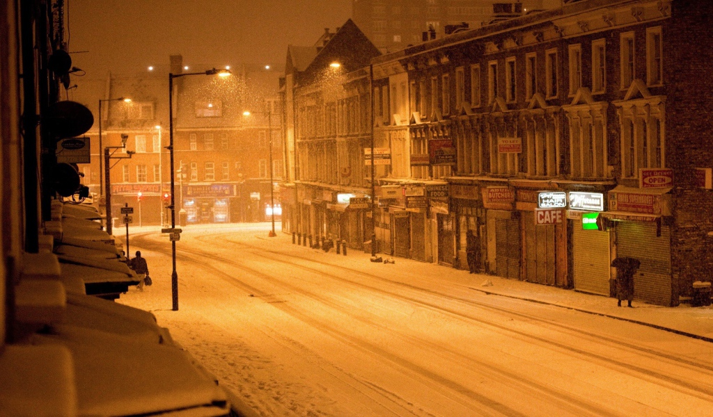 Пустынная зимняя улица в американском городе