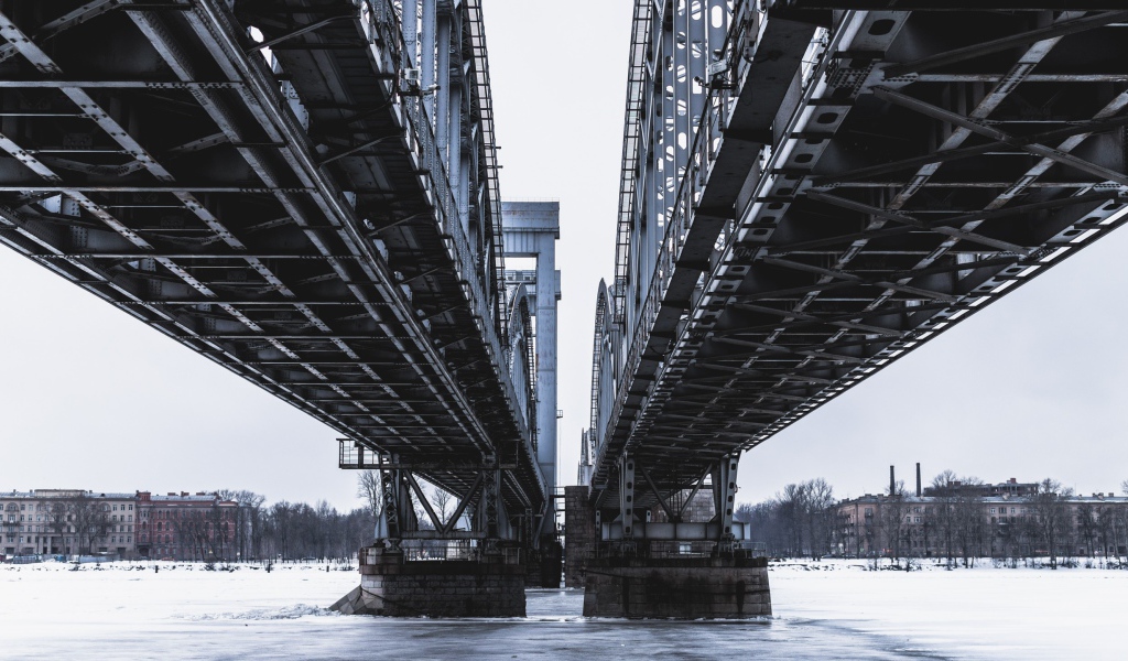 Двойной мост через реку в городе