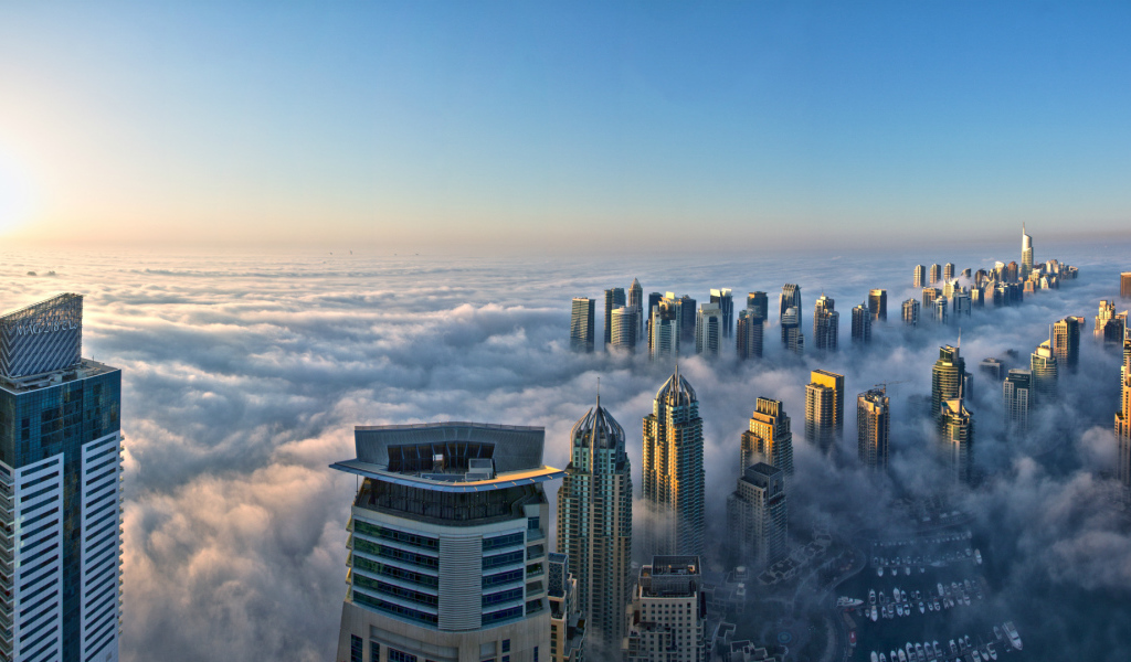 Город Дубай в тумане