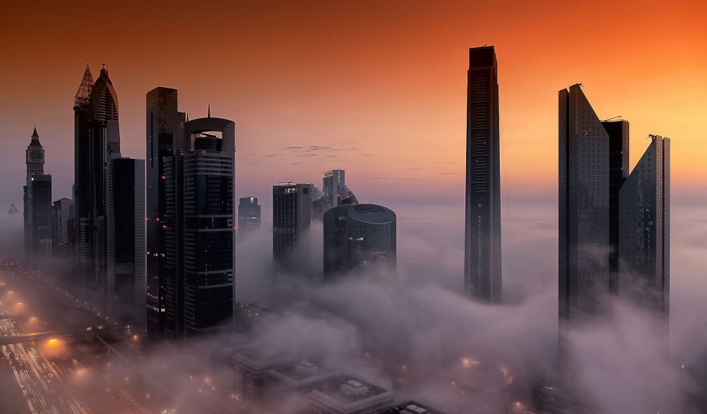 Дубаи в тумане под оранжевым небом
