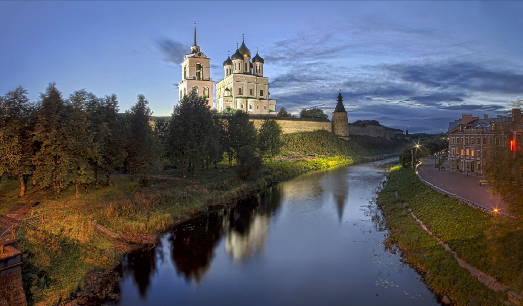 Вечерний город Псков