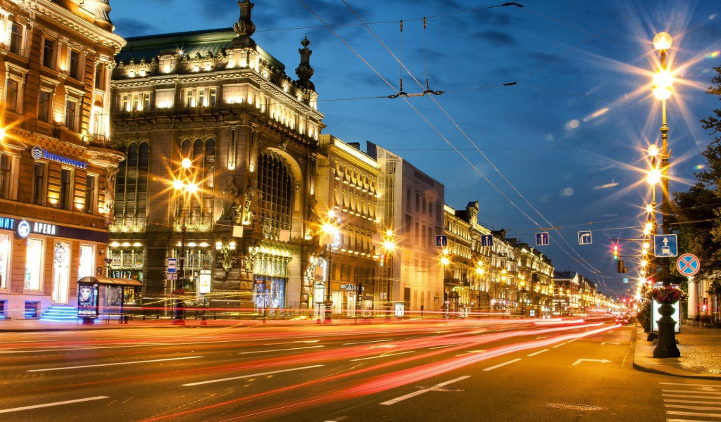Вечерние огни на улице Санкт-Петербурга