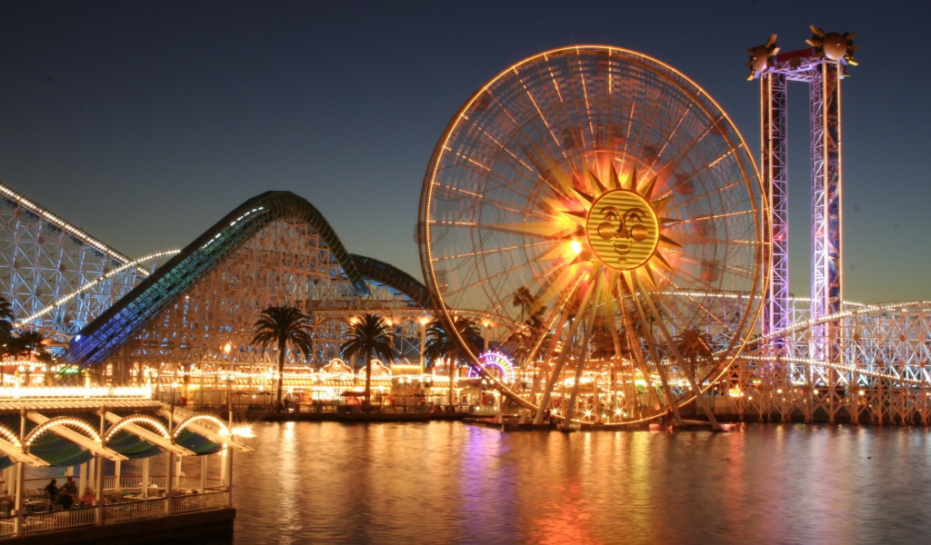 Колесо обозрения в парке развлечений