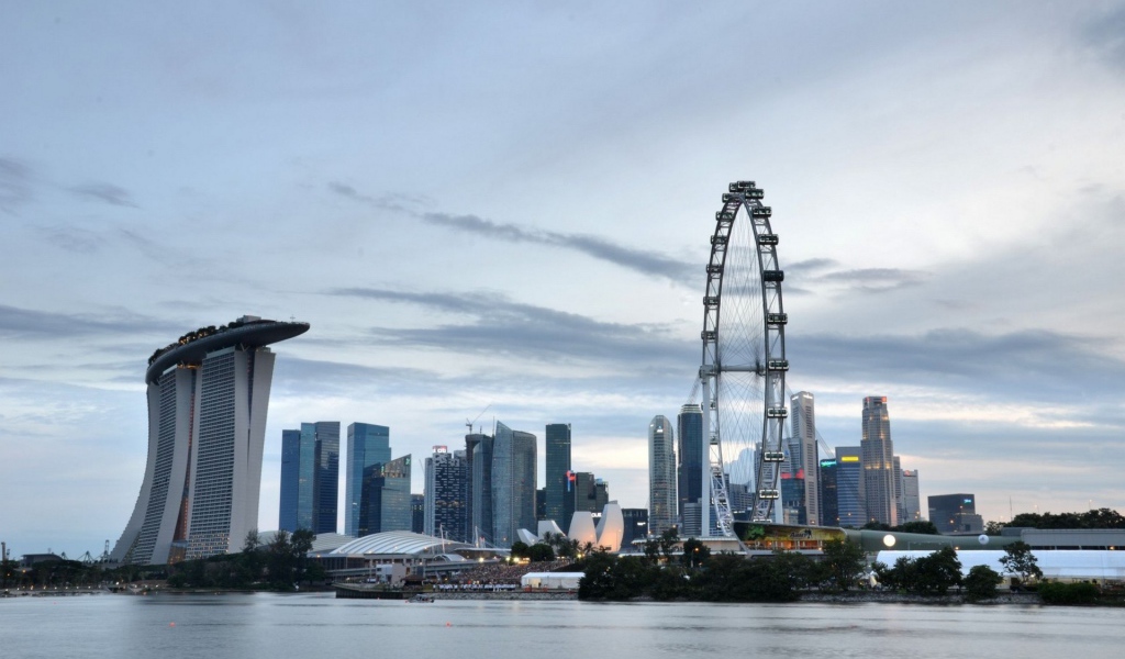 Колесо обозрения на фоне города в Сингапуре