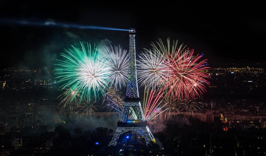 Праздничный фейерверк в Париже