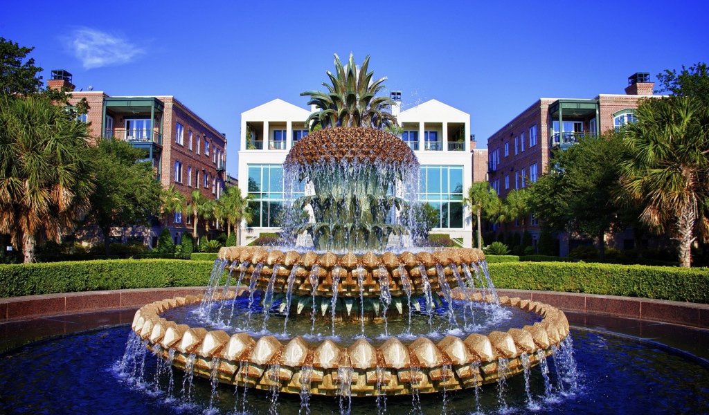 Фонтан в виде ананаса