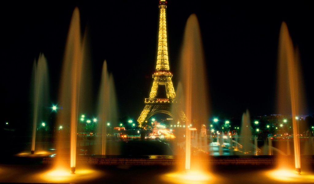 Фонтаны на фоне Эйфелевой башни