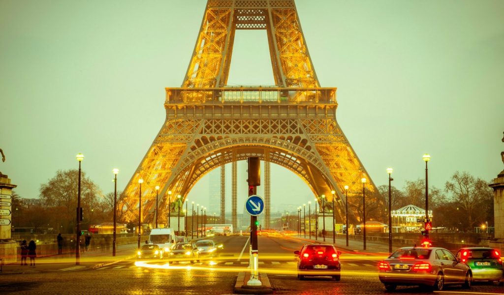 Золотая Эйфелева башня в Париже
