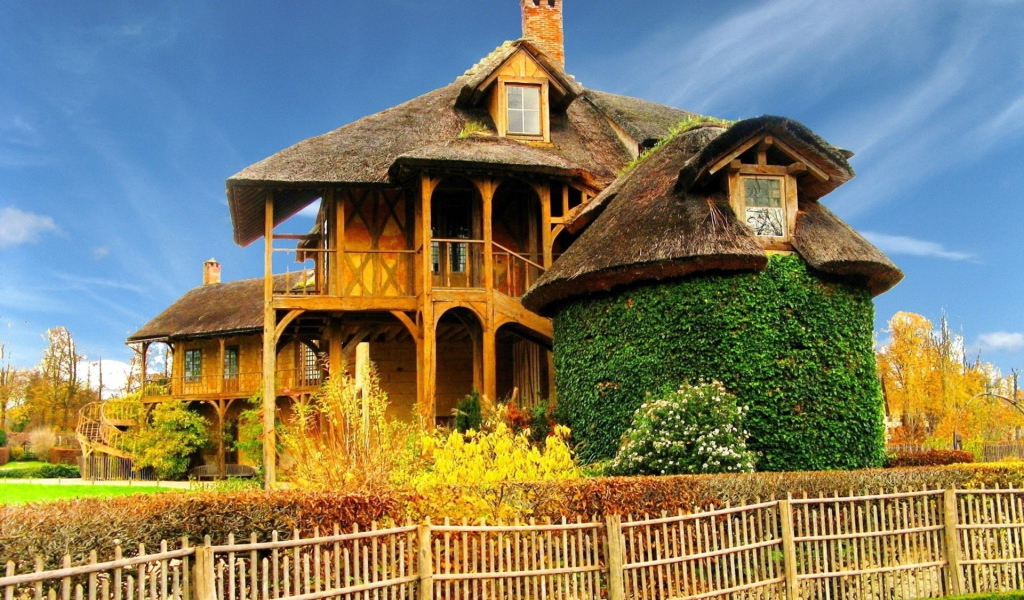 Зеленая беседка у деревянного дома