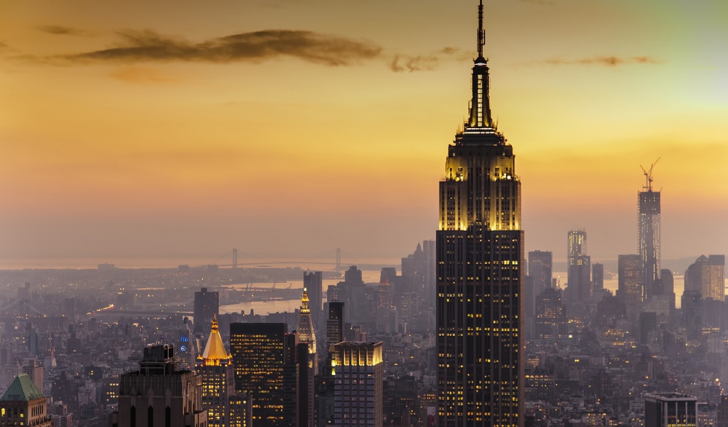 Подсветка небоскреба Эмпайр Стейт Билдинг в Нью-Йорке