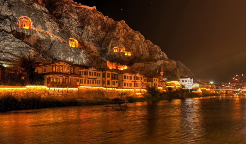 Дома между скалами и водой