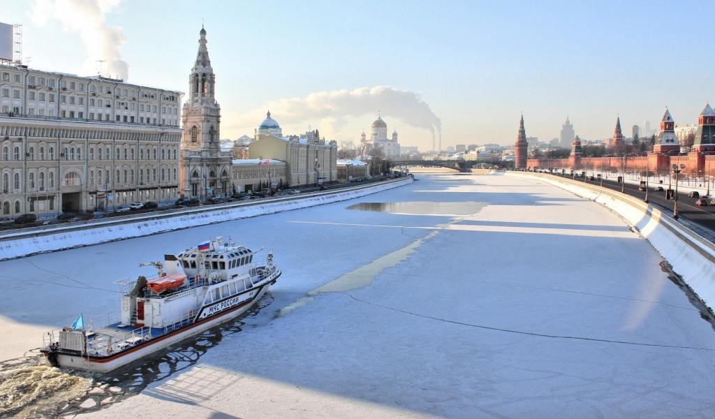 Покрытая льдом Москва-река