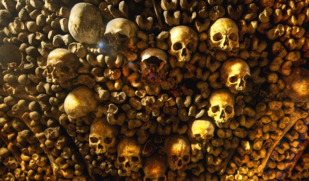 Внутри парижских катакомб