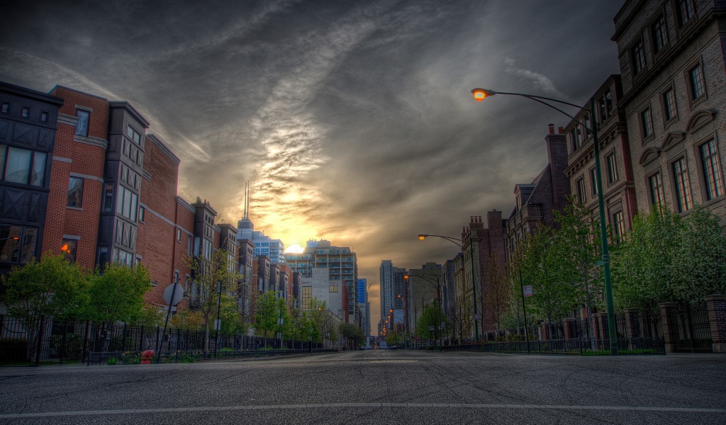 Совершенно пустая городская улица